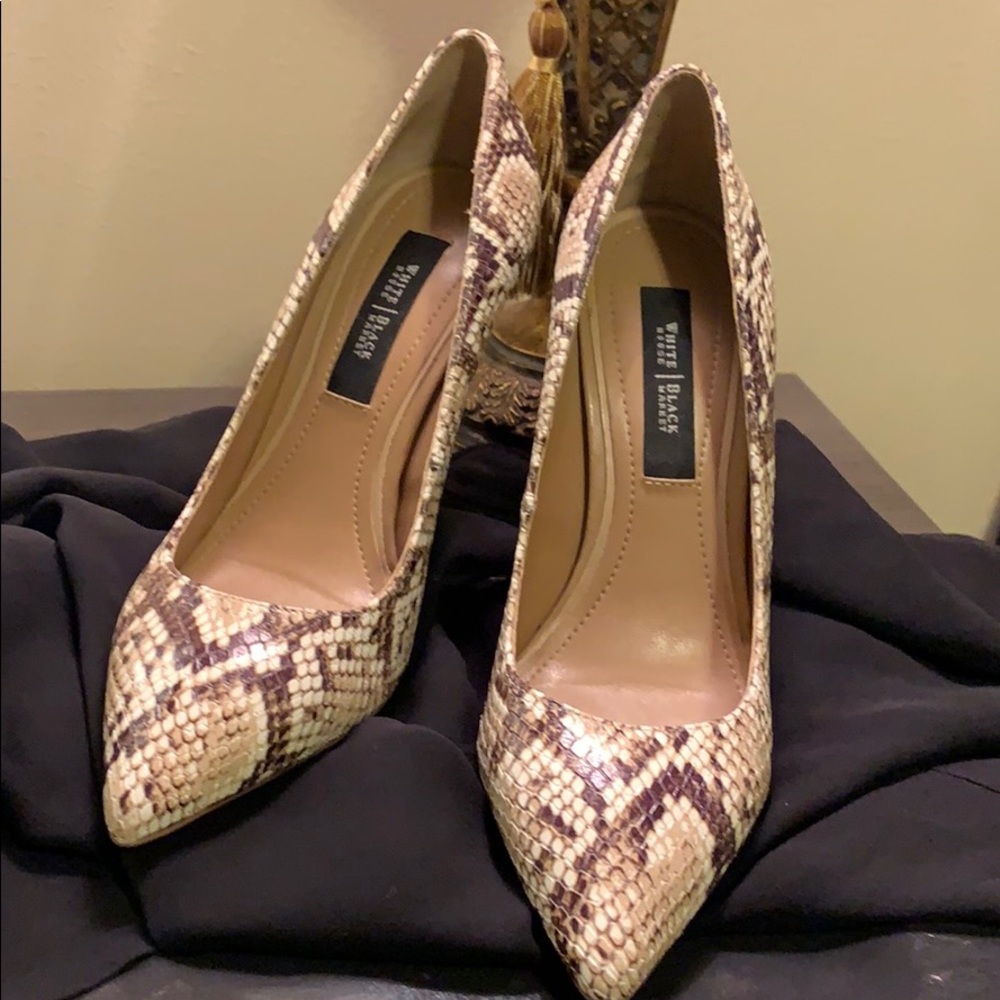 Snakeskin pump White House Black Market